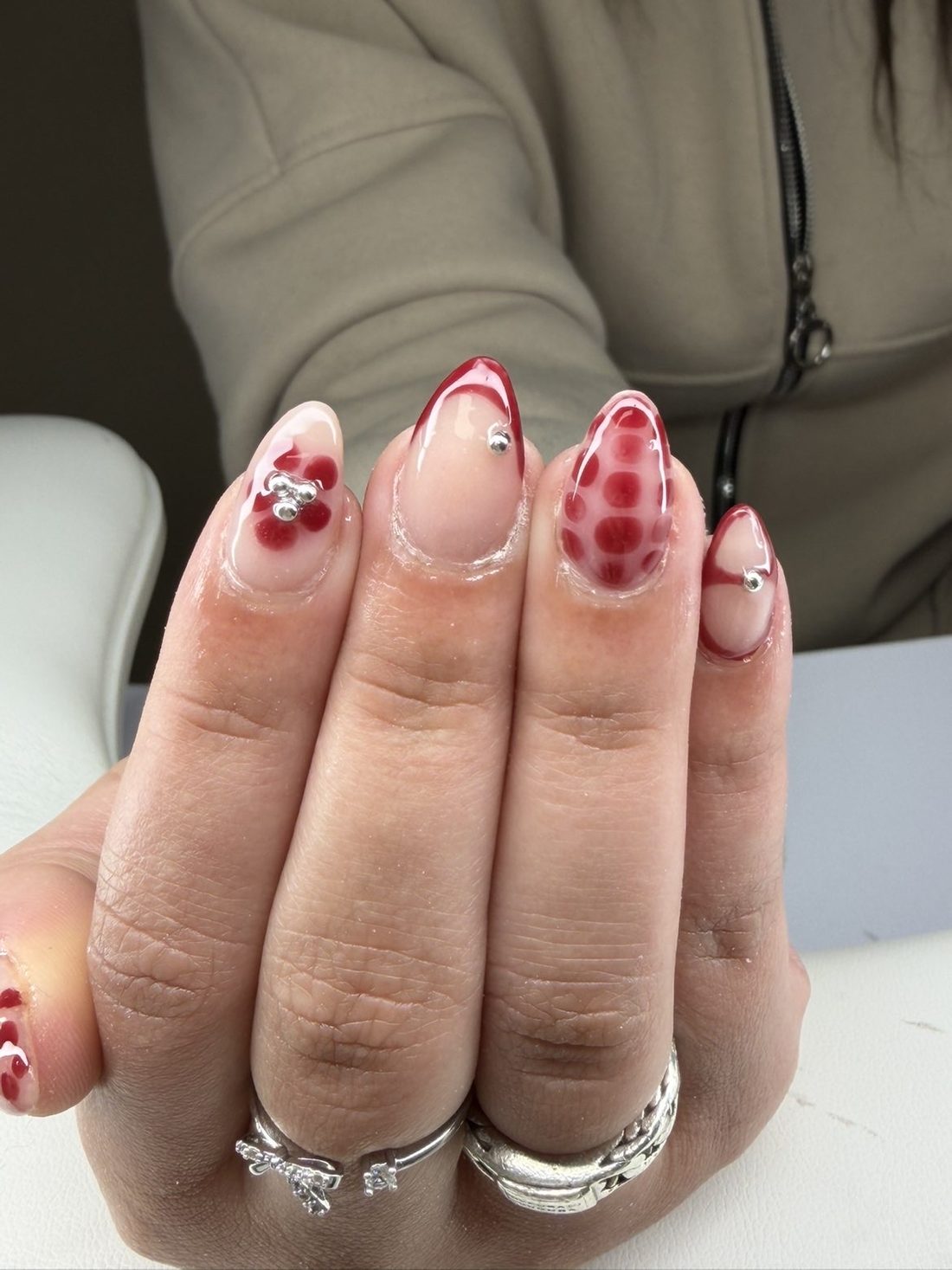 Nail art met rode kersen en bloemen