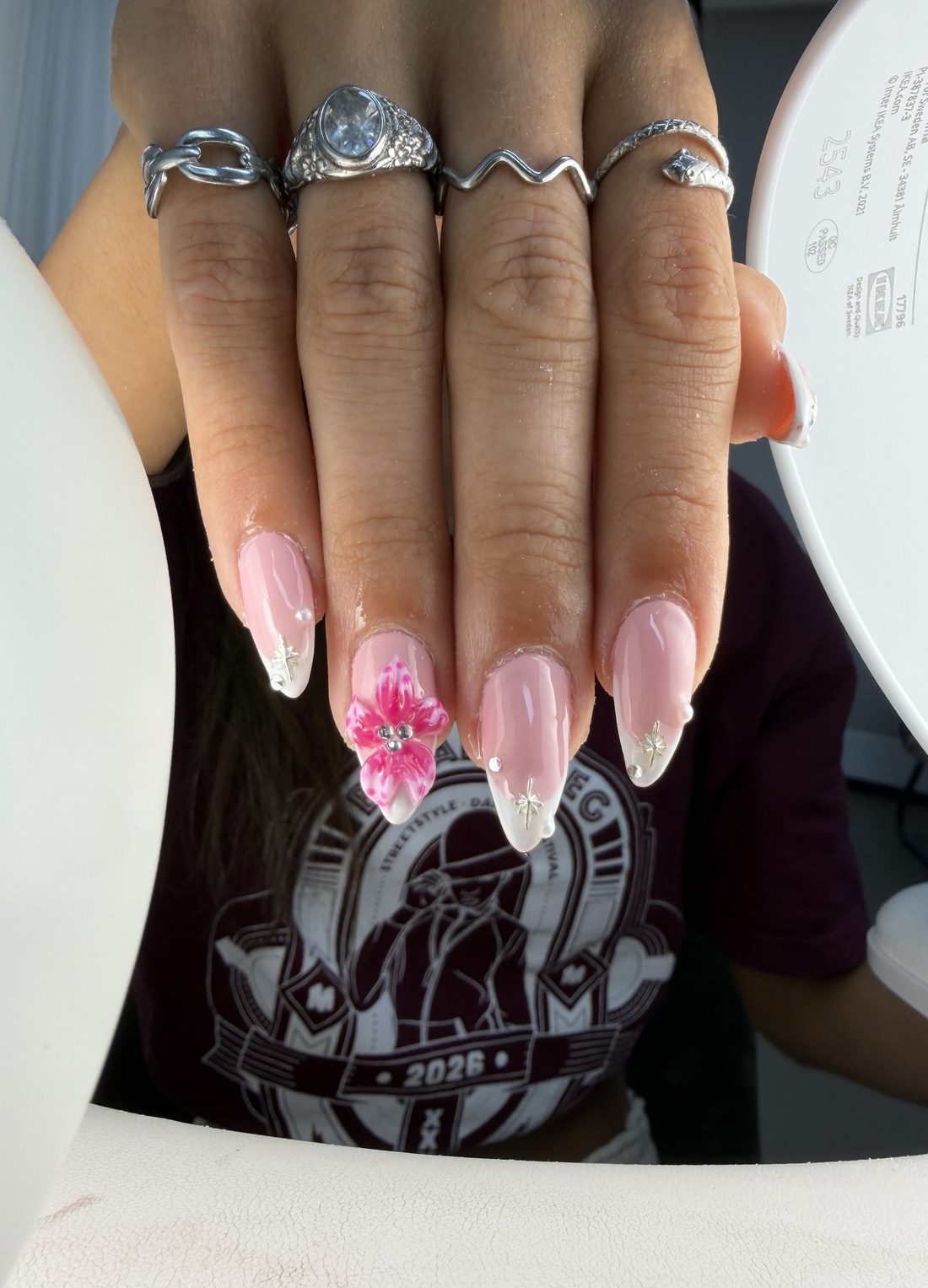 Roze 3D bloem en glitter tips op lange amandelnagels