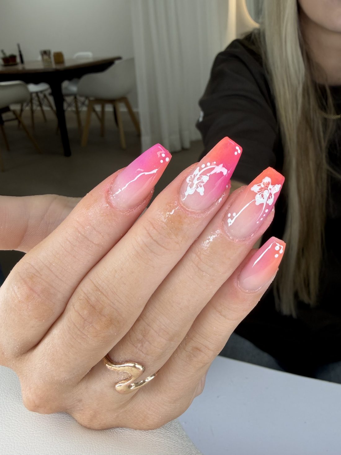 Roze naar oranje verloop met witte bloemetjes